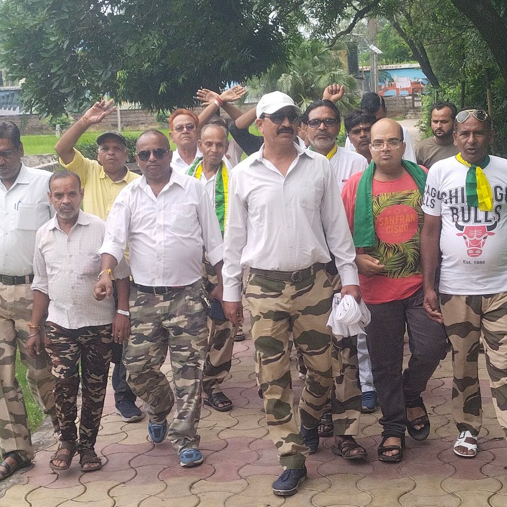 मेडिकल कॉलेज में अनियमितता पर बुंदेलखंड विकास सेना का प्रदर्शन:संगठन प्रमुख बोले- डीन से नहीं संभल रहा कॉलेज, बायोमेट्रिक अटेंडेंस की मांग