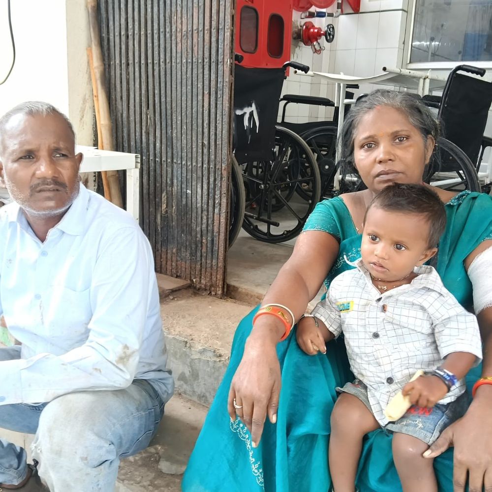 चित्रकूट में दो सड़क हादसों में दो की मौत:ऑटो पलटने से महिला ने दम तोड़ा, ट्रैक्टर से युवक की मौत; 5 महिलाएं घायल