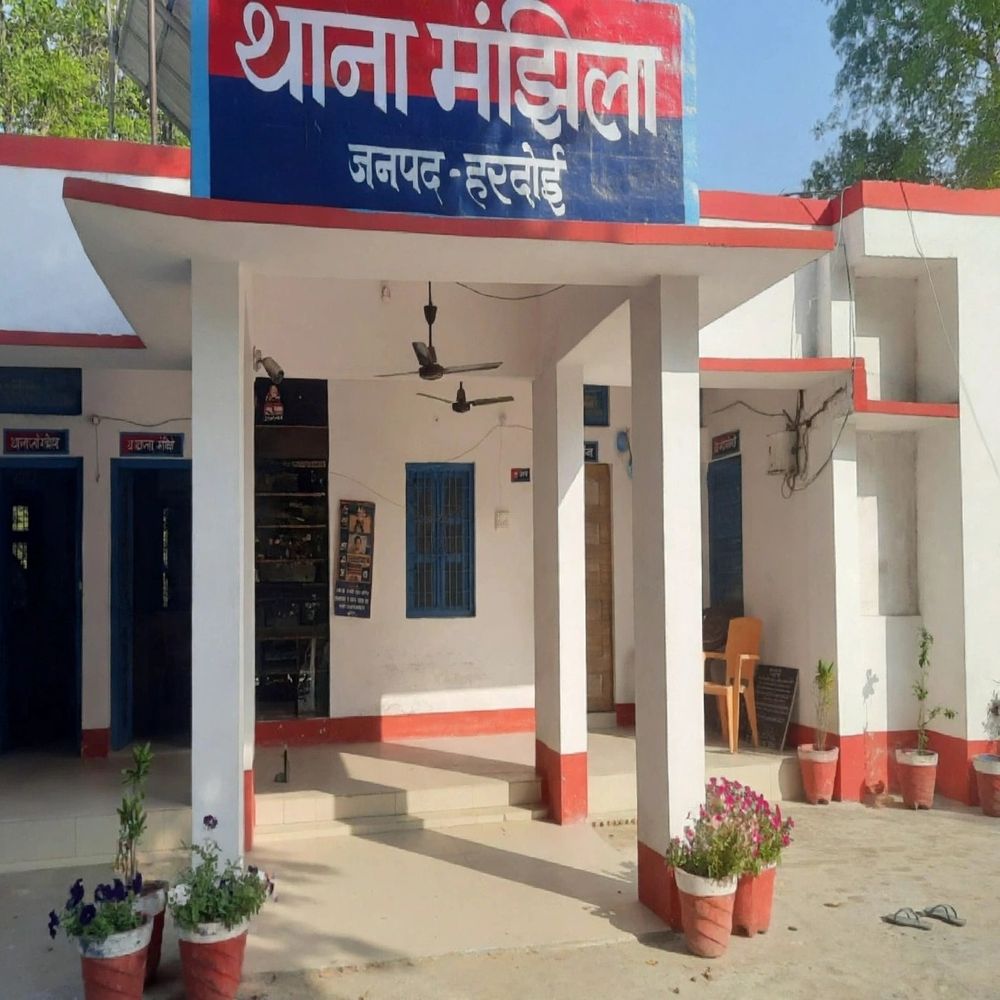 हरदोई में जलभराव की जांच करने पहुंचे लेखपाल से अभद्रता:नक्शा-खसरा फाड़ने का आरोप; आरोपी पर केस दर्ज