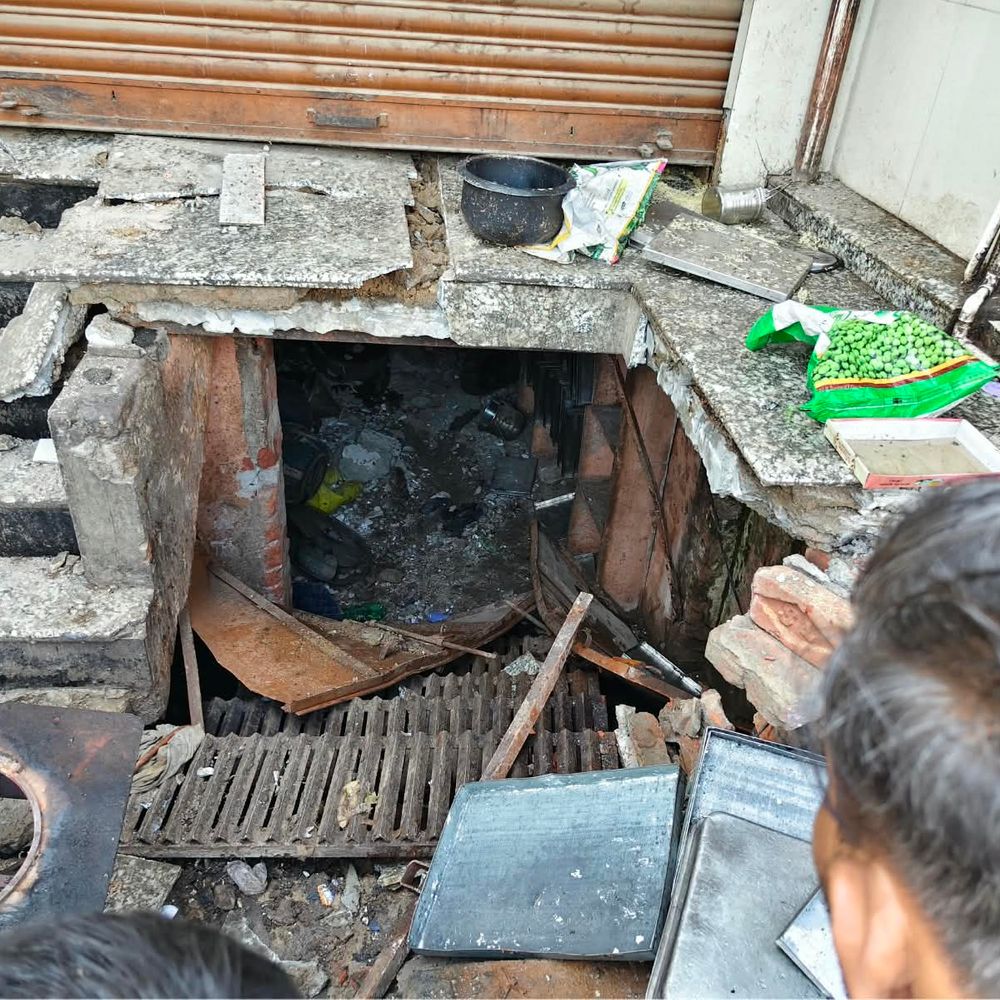 औरैया में मिठाई की दुकान के बेसमेंट में सिलेंडर फटा:4 लोग घायल, धमाका इतना तेज था की छत फटी; 50 फीट दूर तक बिखरा मलबा