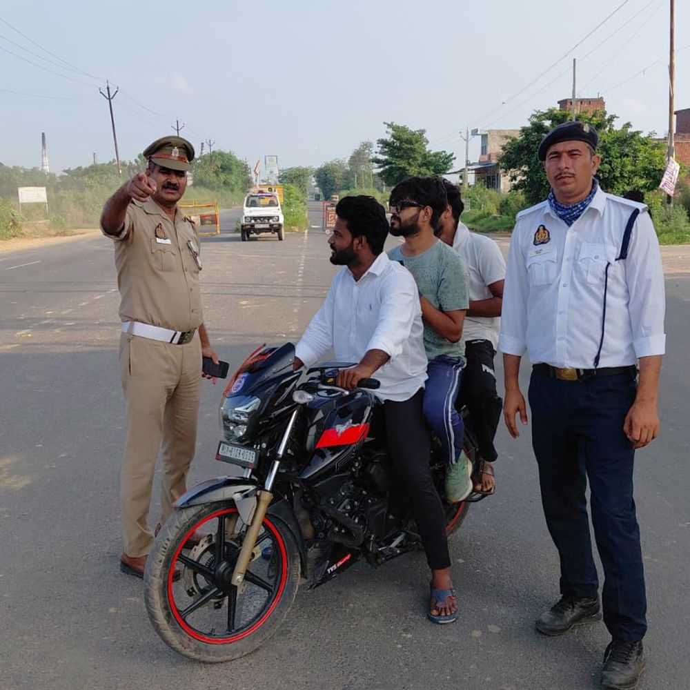 कासगंज में यातायात पुलिस ने 490 वाहनों के चालान किए:2 वाहन सीज, 15 लाख 66 हजार 500 रुपये का जुर्माना लगा