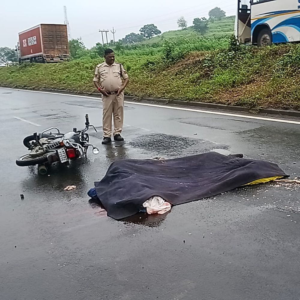 दो बाइक सवारों को अज्ञात वाहन ने रौंदा, बच्ची घायल:देर तक सड़क पर पड़े रहे शव, मृतकों की नहीं हो सकी शिनाख्त