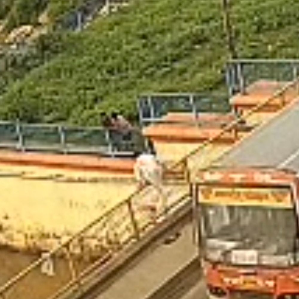 बिजनौर में गंगा में कूदा 46 साल का व्यक्ति:CCTV में कैद हुई घटना: चप्पलें घाट पर मिलीं, सुसाइड नोट में बीमारी से परेशान होने की बात