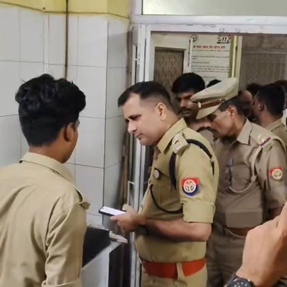 छुट्टा जानवर से टकराकर बाइक सवार दो सिपाही घायल:गोंडा में एक पुलिसकर्मी का हाथ फ्रैक्चर; कजरी तीज मेले की ड्यूटी पर जा रहे थे