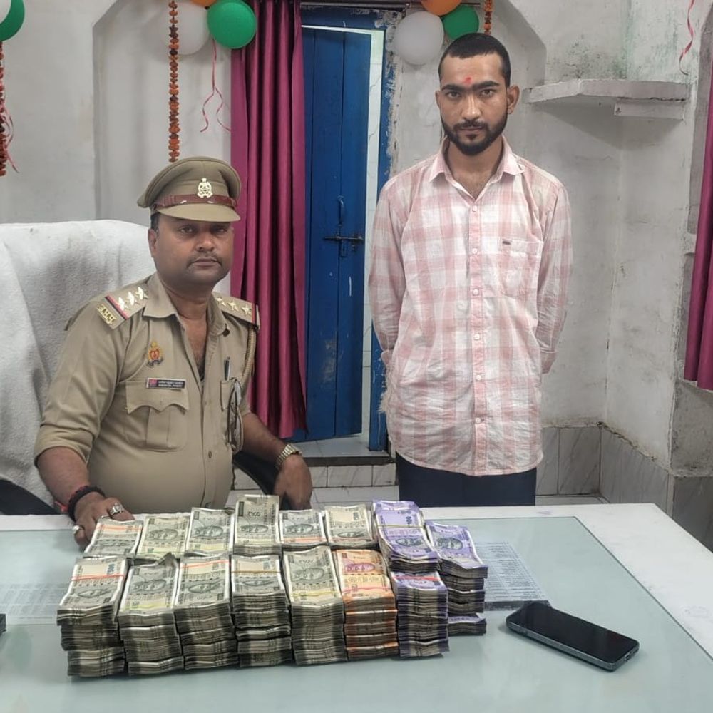 देवरिया में ट्रेन से 30.23 लाख कैश बरामद:युवक दस्तावेज नहीं दिखा सका, बैशाली एक्सप्रेस में युवक के बैग से मिली नोटों की गड्डियां