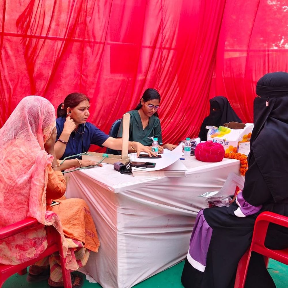 कैम्प में 400 से ज्यादा लोगों उठाया फायदा:निम्बी कलां में शिविर में उमड़े ग्रामीण, मुफ्त दवाइयां भी दी