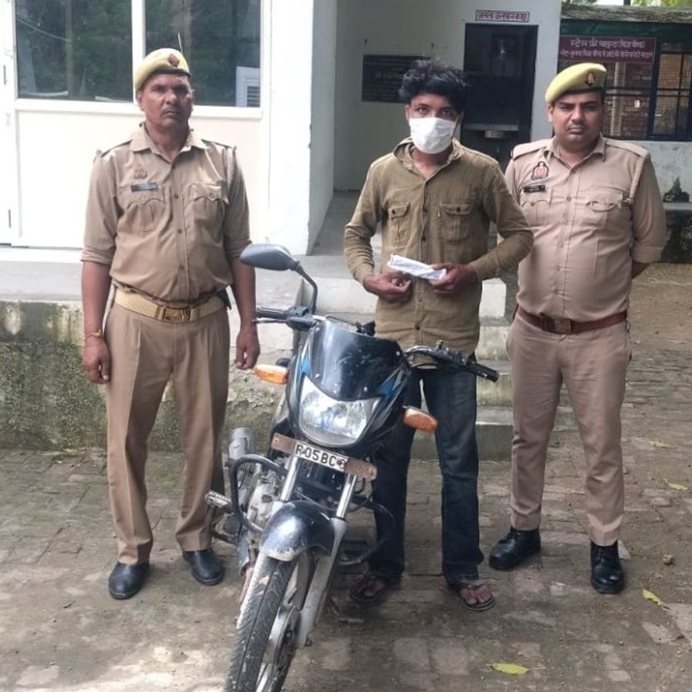 चोरी की बाइक और चाकू के साथ वाहन चोर गिरफ्तार:शामली में बजाज सीटी-100 बाइक चोरी करने वाला आरोपी पकड़ा गया, अवैध चाकू भी मिला