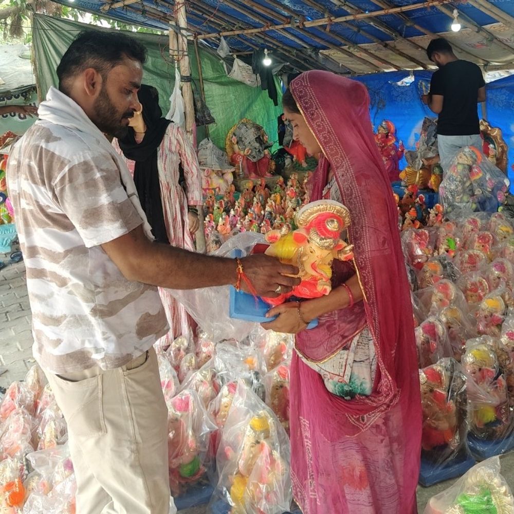 हाथरस में गणेश चतुर्थी पर्व की तैयारी:मंदिरों में विशेष आयोजन, भक्त रखेंगे उपवास; मूर्तियों की जमकर बिक्री