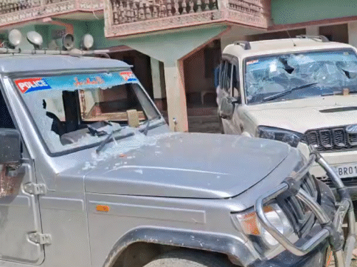 समस्तीपुर में उत्पाद की टीम पर हमला, गाड़ी तोड़ी:सिपाही समेत 2 होमगार्ड जवान घायल, राइफल छोड़कर भागी टीम; छापेमारी करने पहुंची थी