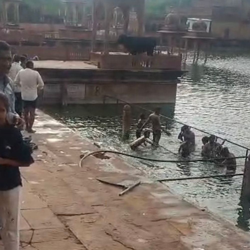 मचकुंड में डूब रही दो महिलाओं को कॉन्स्टेबल ने बचाया:चौकी इंचार्ज और लोगों ने पाइप से बाहर निकाला, अधिकारियों ने पीठ थपथपाई