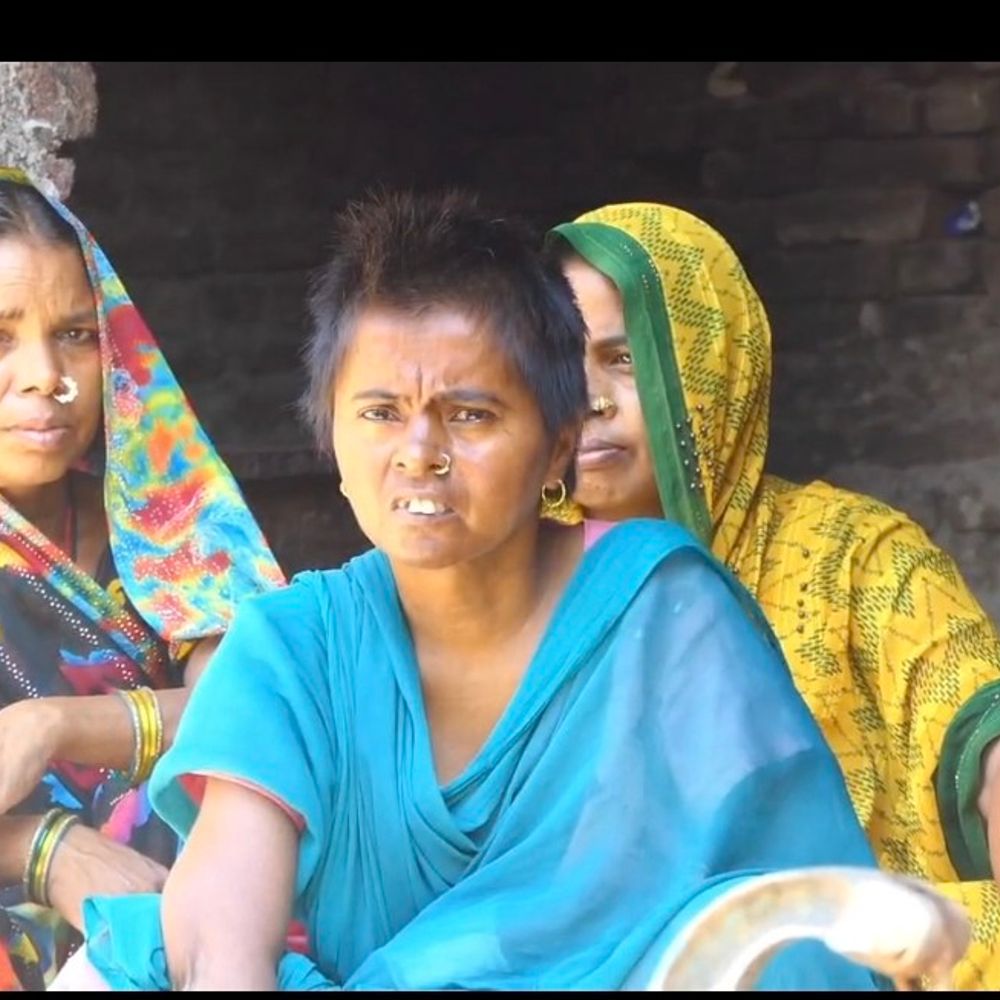 महाराजगंज में जिसे मरा समझकर अंतिम संस्कार किया:5 साल बाद जिंदा घर लौटी गुमशुदा महिला, परिवार में खुशी