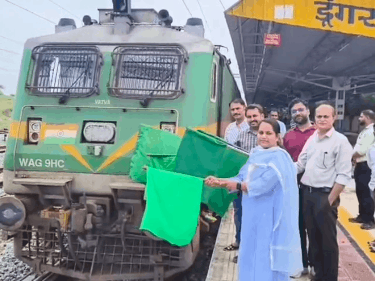 वरिष्ठ नागरिक तीर्थयात्रा योजना के तहत 400 यात्री रवाना:डूंगरपुर और बांसवाड़ा से रामेश्वरम के लिए स्पेशल ट्रेन को दिखाई हरी झंडी