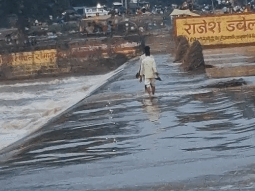 कन्हर नदी के एनीकट पर जान जोखिम में डालकर आवाजाही:पानी के तेज बहाव में बहने के बाद भी नहीं थम रही लापरवाही, वीडियो वायरल