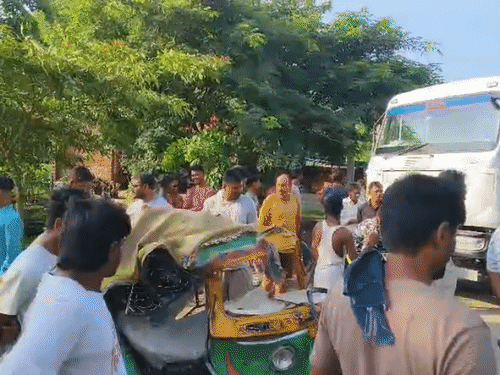 औरंगाबाद- बेकाबू पिकअप ने ऑटो को रौंदा, एक की मौत:गंभीर रूप से दो घायलों को बीएचयू किया रेफर, हादसे के बाद ड्राइवर फरार