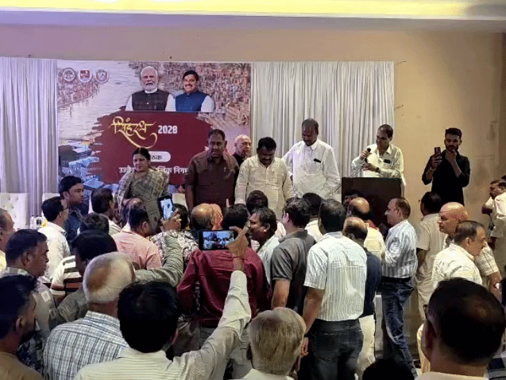 उज्जैन में महाकाल सवारी मार्ग की बैठक में हंगामा:विधायक ने शपथ लेने को कहा, विरोध के बाद बैठक छोड़कर निकले