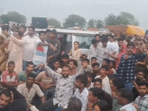 इथेनॉल फैक्ट्री में कंप्यूटर ऑपरेटर की करंट लगने से मौत:महू-नीमच हाईवे पर चक्काजाम; परिजन की मांग- एक करोड़ का मुआवजा मिले