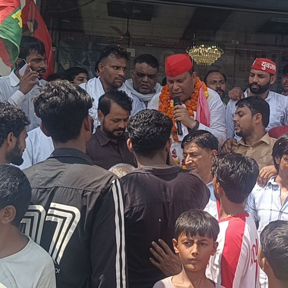 बागपत में सपा की पीडीए पदयात्रा:सैकड़ों लोग हुए शामिल, आतिशबाजी हुई; बिल्लू प्रधान बोले- 2027 में सपा जीतेगी