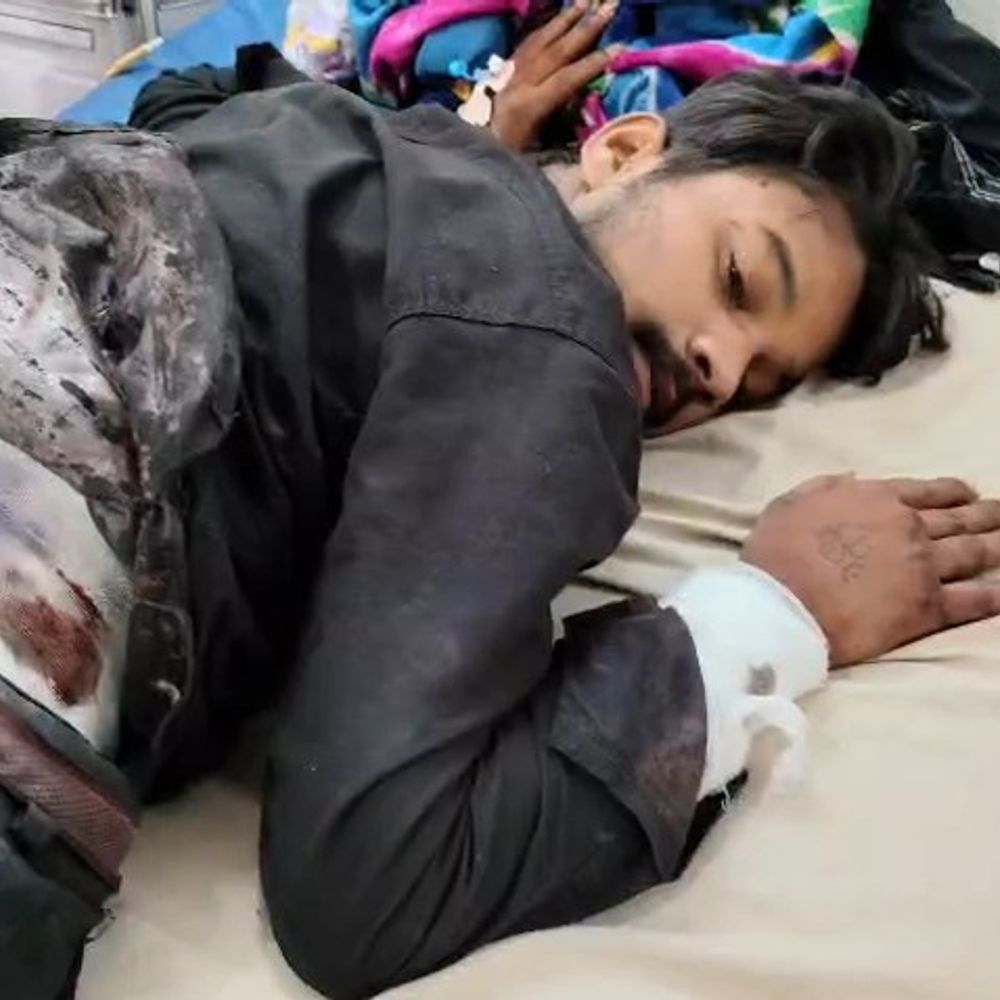 बरेली में शोभायात्रा के बीच में युवक को चाकू मारा:पुरानी रंजिश में पड़ोसी पर हमले का आरोप, जिला अस्पताल में भर्ती