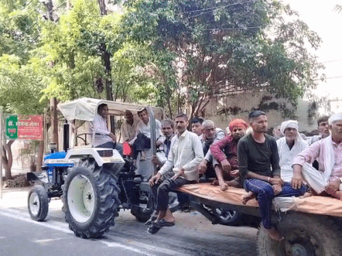 शताब्दीनगर अधिग्रहण प्रकरण के किसानों ने मंत्री से लगाई गुहार:13 साल से धरना दे रहे लोग ट्रैक्टर- ट्रॉली लेकर सोमेंद्र तोमर के आवास पहुंचे