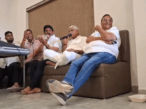 बाड़ेबंदी में केंद्रीय मंत्री ने प्रत्याशियों के साथ गाया गाना-VIDEO:पार्षद प्रत्याशियों ने मंत्री के साथ गुनगुनाया पल-पल दिल के पास गाना; कैरम भी खेला