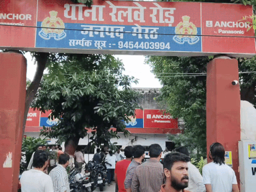 केसरगंज मस्जिद विवाद में फिर टकराव, थाने तक पहुंचा हंगामा:शाम को AIMIM, सपा और आजाद समाज पार्टी कार्यकर्ताओं ने पुलिस कार्रवाई पर उठाए सवाल
