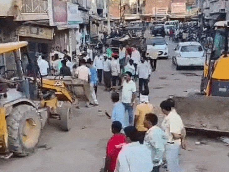 150 से ज्यादा अस्थाई अतिक्रमण, 7 व्यापारियों के काटे चालान:खंडा रोड पर तोड़े चबूतरे और शेड, सब्जी मंडी रोड पर 1400 रुपए वसूले