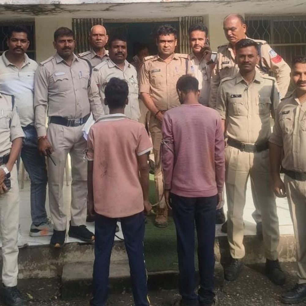 घर और मंदिर में चोरी करने वाले 3 चोर गिरफ्तार:2 वारदातें कबूली, चोरी गए सोने-चांदी गहने किए बरामद