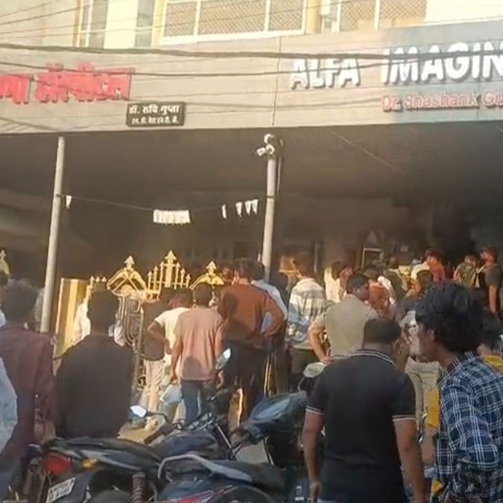 इंजेक्शन लगते ही मरीज की 10 मिनट में मौत:मुरैना में परिजनों ने शव सड़क पर रख ट्रैक्टर से लगाया जाम
