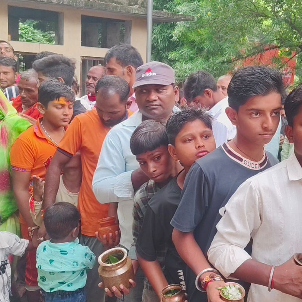 कजरी तीज पर शिवालयों में उमड़ा आस्था का सैलाब:तड़के से जलाभिषेक जारी, हर-हर महादेव’ से गूंजा श्रावस्ती; नेपाल से भी पहुंचे श्रद्धालु