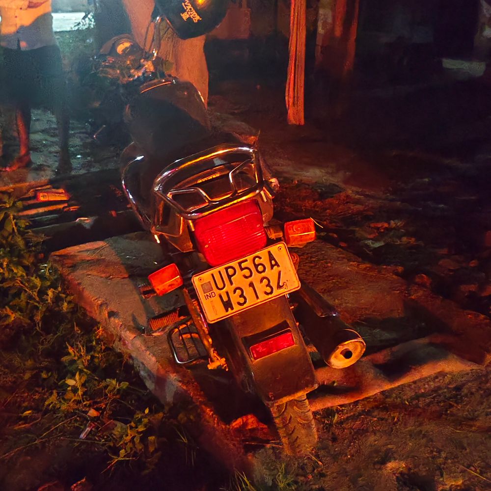 हिट एंड रन में बाइक सवार दो युवकों की मौत:महाराजगंज पुलिस आरोपी वाहन के तलाश में जुटी, सेमरा चंदरौली गांव के पास हादसा