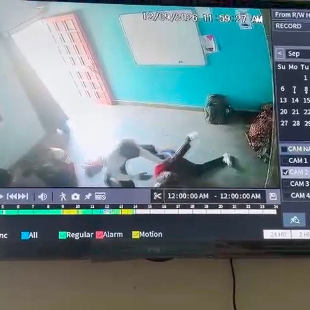 स्कूली छात्र को फर्श पर पटका, लातें मारने का VIDEO:परिजन बोले- बच्चे को इतना मारा कि टी-शर्ट फट गई, प्रिंसिपल की एसपी से शिकायत