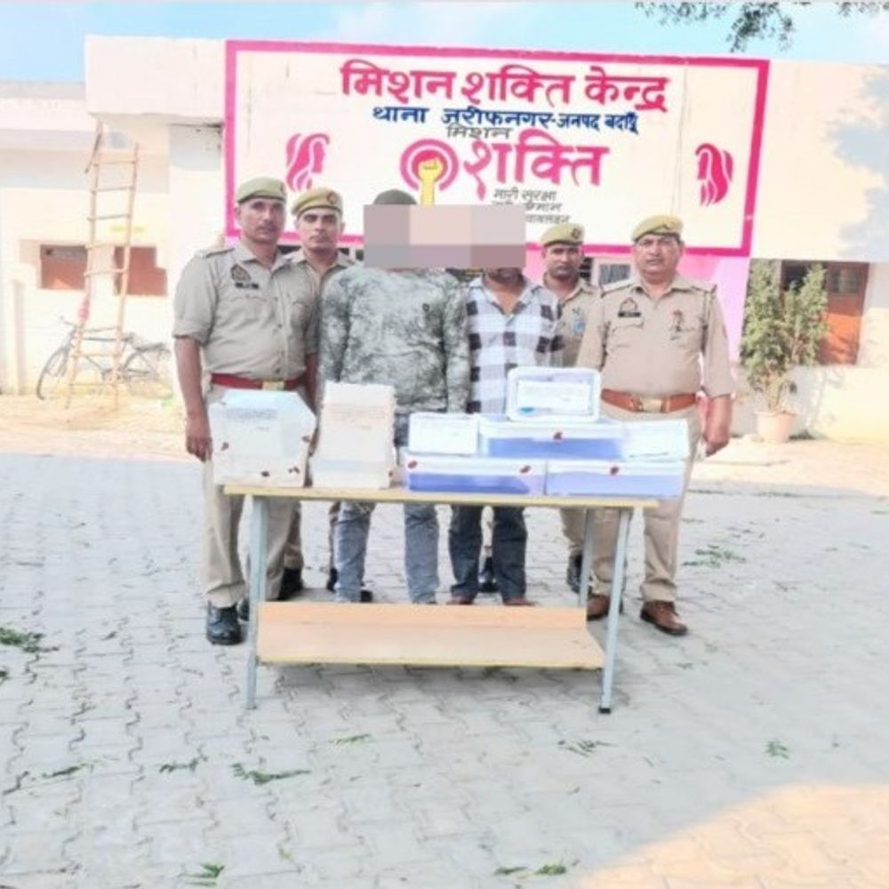 सिपाही के पासवर्ड से खोए मोबाइल ढूंढकर करता था वसूली:बदायूं में जनसेवा केंद्र संचालक और सिपाही गिरफ्तार, आधा पैसा लेता था सिपाही