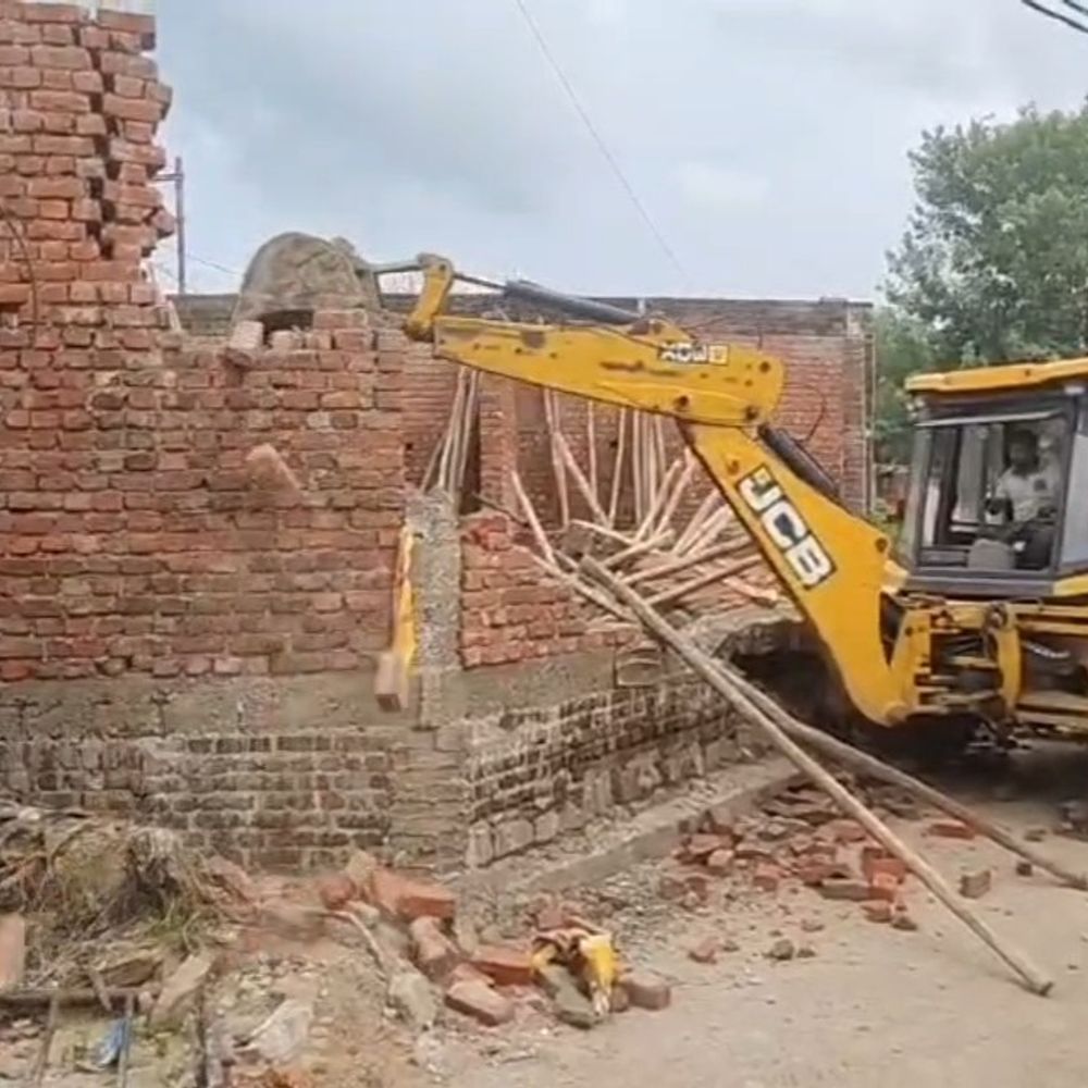 महोबा में जमीन पर कब्जा रोकने पहुंचे ईओ पर हमला:सिर में चोट लगने से बेहोश हुए, 8 लोगों पर मारपीट का आरोप, FIR