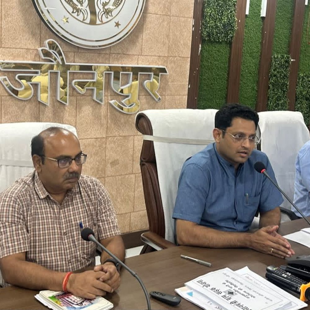 जौनपुर में 3 दिन में सड़कें गड्ढामुक्त करने के निर्देश:डीएम ने बारिश से खराब सड़कों को दुरुस्त करने को कहा, लापरवाही पर होगी कार्रवाई