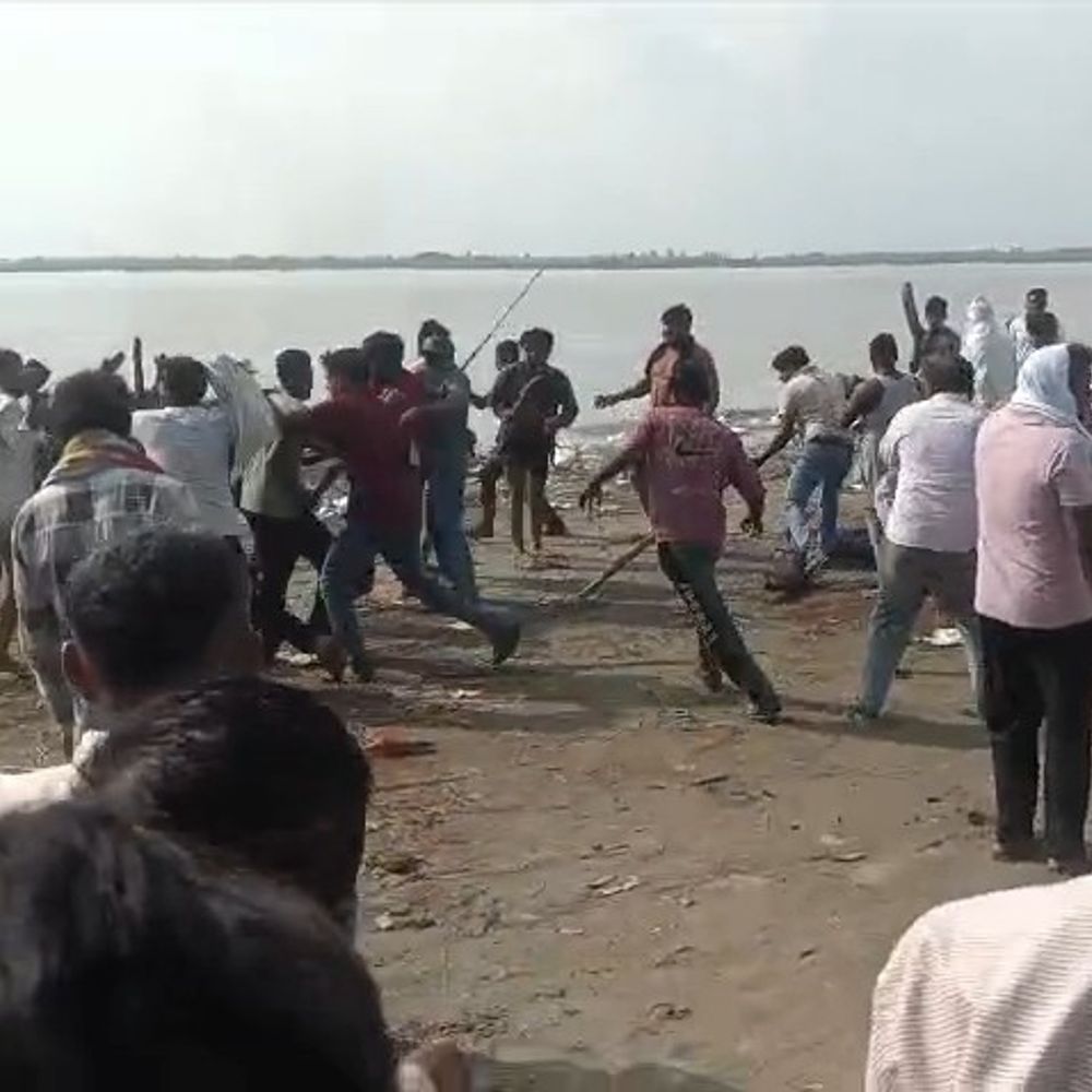 अमरोहा में अंतिम संस्कार में दो पक्षों में मारपीट, VIDEO:तिगरी गंगा धाम में चले लाठी-डंडे, 5 घायल; एक की हालत गंभीर