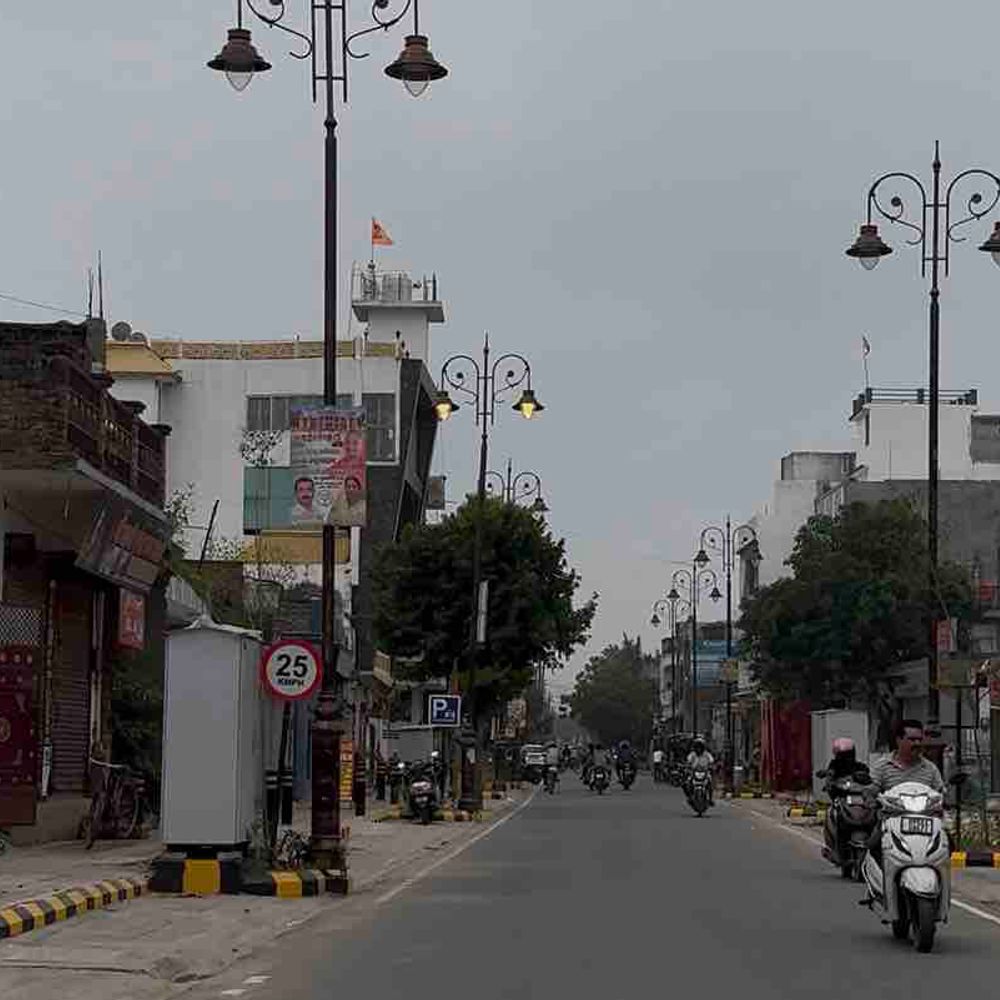 गोरखपुर में सुबह से छाए घने बादल:तेज हवाओं के बीच उमस ने बढ़ाई परेशानी, शाम तक बारिश के आसार
