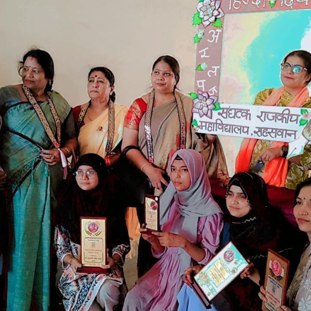 बदायूं में हिंदी दिवस पर गूंजीं कविताएं:अबुतुराब ने प्रतियोगिता में मारी बाजी; एमए टॉपर इला सक्सेना सम्मानित