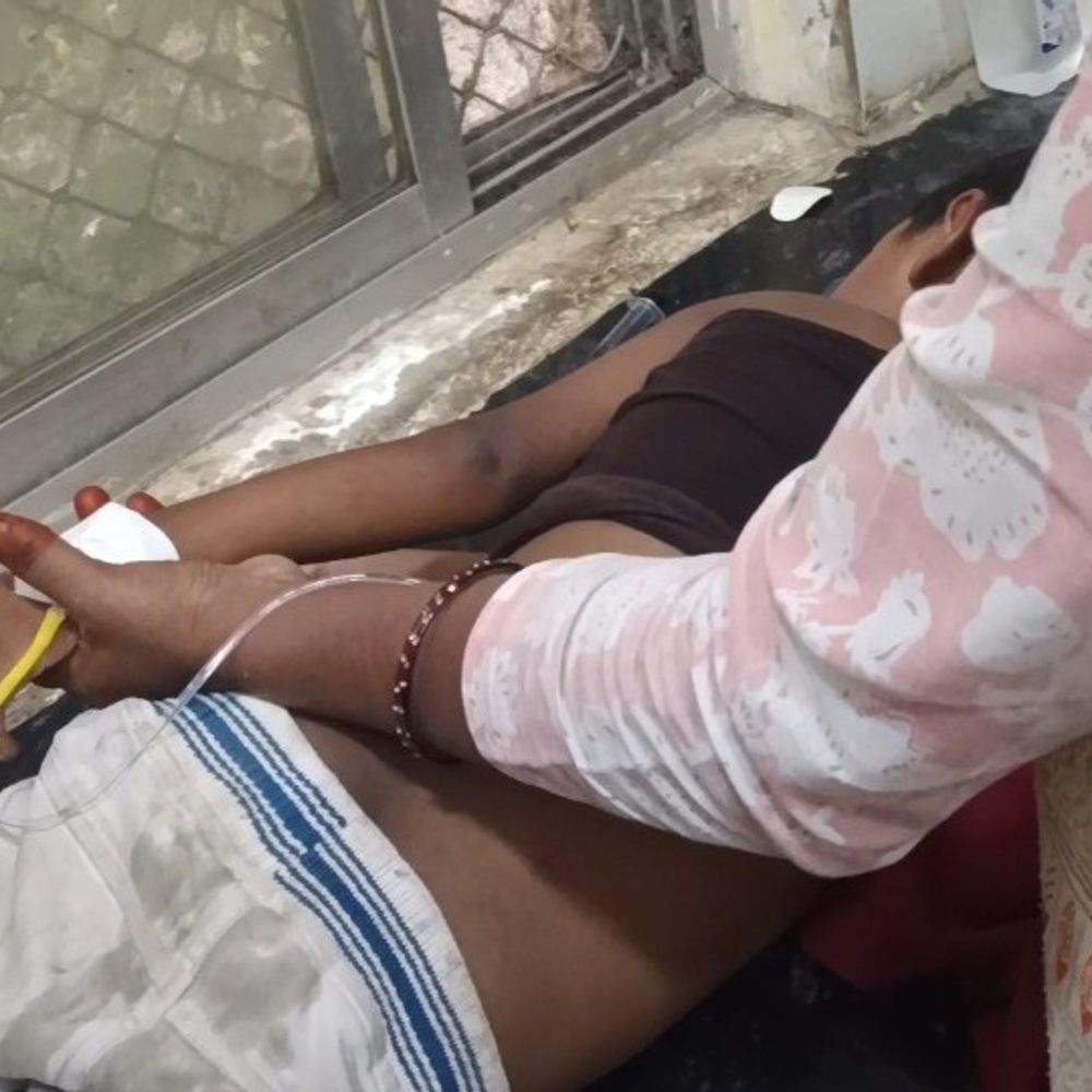 अज्ञात वाहन की टक्कर से युवक गंभीर घायल:सामान लेने जा रहे अरहम को ठोकर मारी, बीआरडी मेडिकल कॉलेज रेफर; हालत चिंताजनक