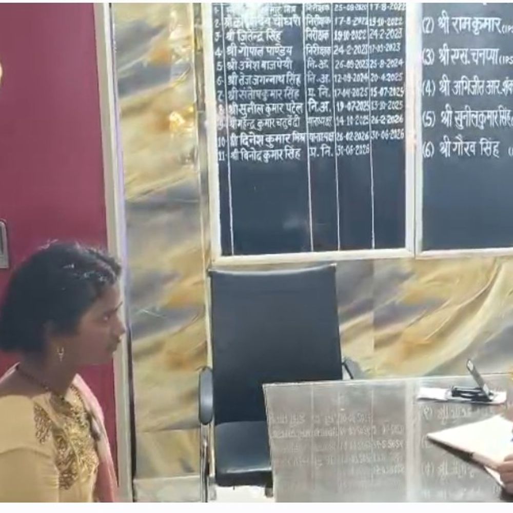 घर से भटकी विवाहिता तीन दिन बाद सलेमपुर में मिली:देवरिया पुलिस ने परिवार से मिलाया, वीडियो कॉल से परिजनों ने की पहचान