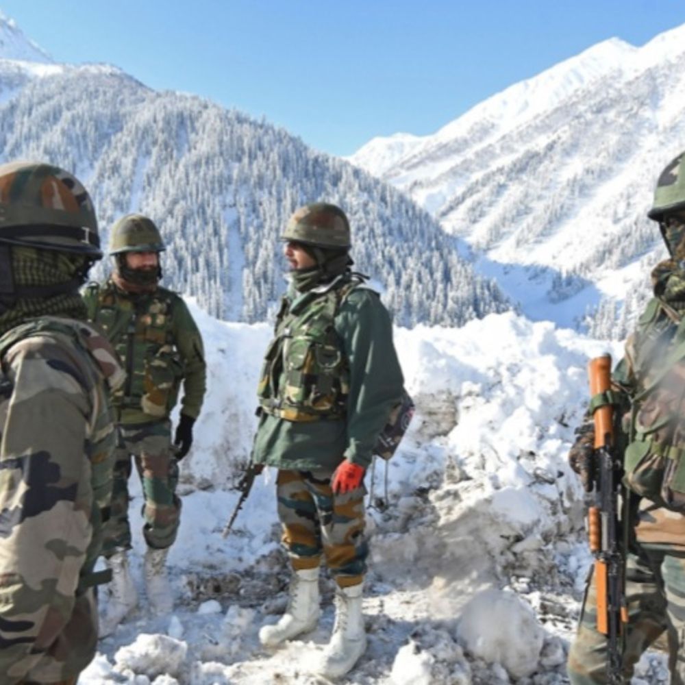 चीन ने LAC पर अपने सैनिकों की संख्या घटाई:भारतीय सेना ने रिपोर्ट में बताया- हमारी तैयारी मजबूत, जम्मू-कश्मीर में हिंसा और पत्थरबाजी कम हुई