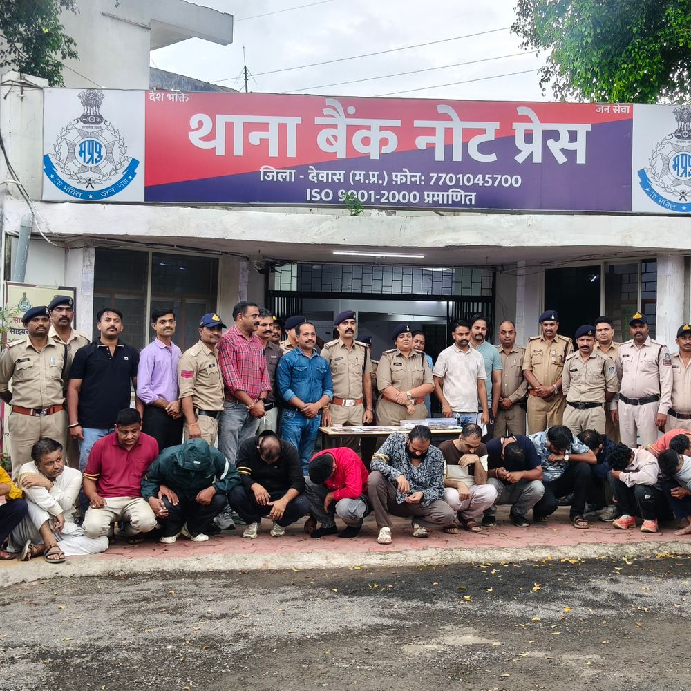 मजदूर बनकर पुलिस जुए के अड्डे पर छापा मारा:14 आरोपी गिरफ्तार, 2.52 लाख रुपए नकद और वाहन जब्त
