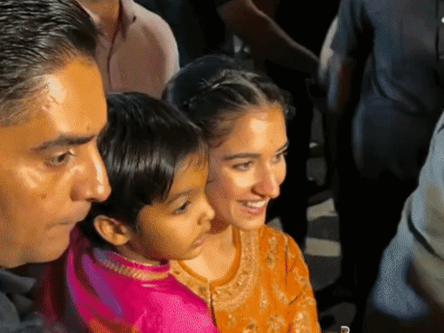 सुनीता आहूजा अकेली गणपति घर लाईं:पिछले साल गोविंदा के साथ जमकर थिरकी थीं, राधिका मर्चेंट- अनंत अंबानी समेत कई सेलेब्स ने किया बप्पा का स्वागत