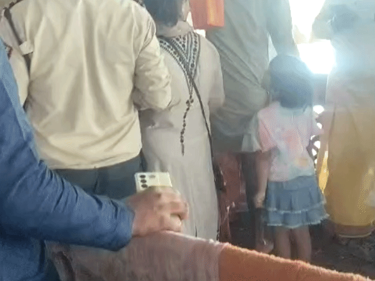 मंगलनाथ मंदिर में VIP एंट्री को लेकर झड़प:बच्चे को फीडिंग के लिए जगह देने के बाद पति को रोका, कहासुनी का वीडियो वायरल