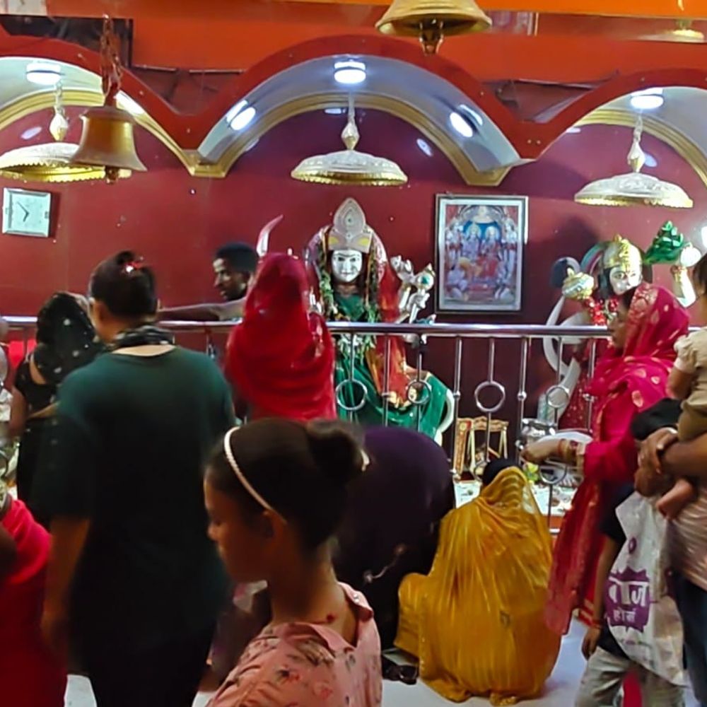 हरितालिका तीज पर सुहागिनों ने पति की लंबी उम्र के:जौनपुर में मंदिरों में उमड़ी भीड़, व्रती महिला बोली- 35 साल से कर रही हूं पूजा