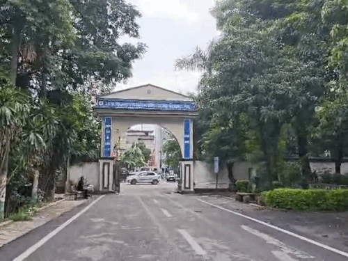 मेरठ मेडिकल अस्पताल की लिफ्ट में फंसे मरीज:20 मिनट बाद तकनीकी खराबी दूर होने पर निकाला, CMS बोले सभी सुरक्षित