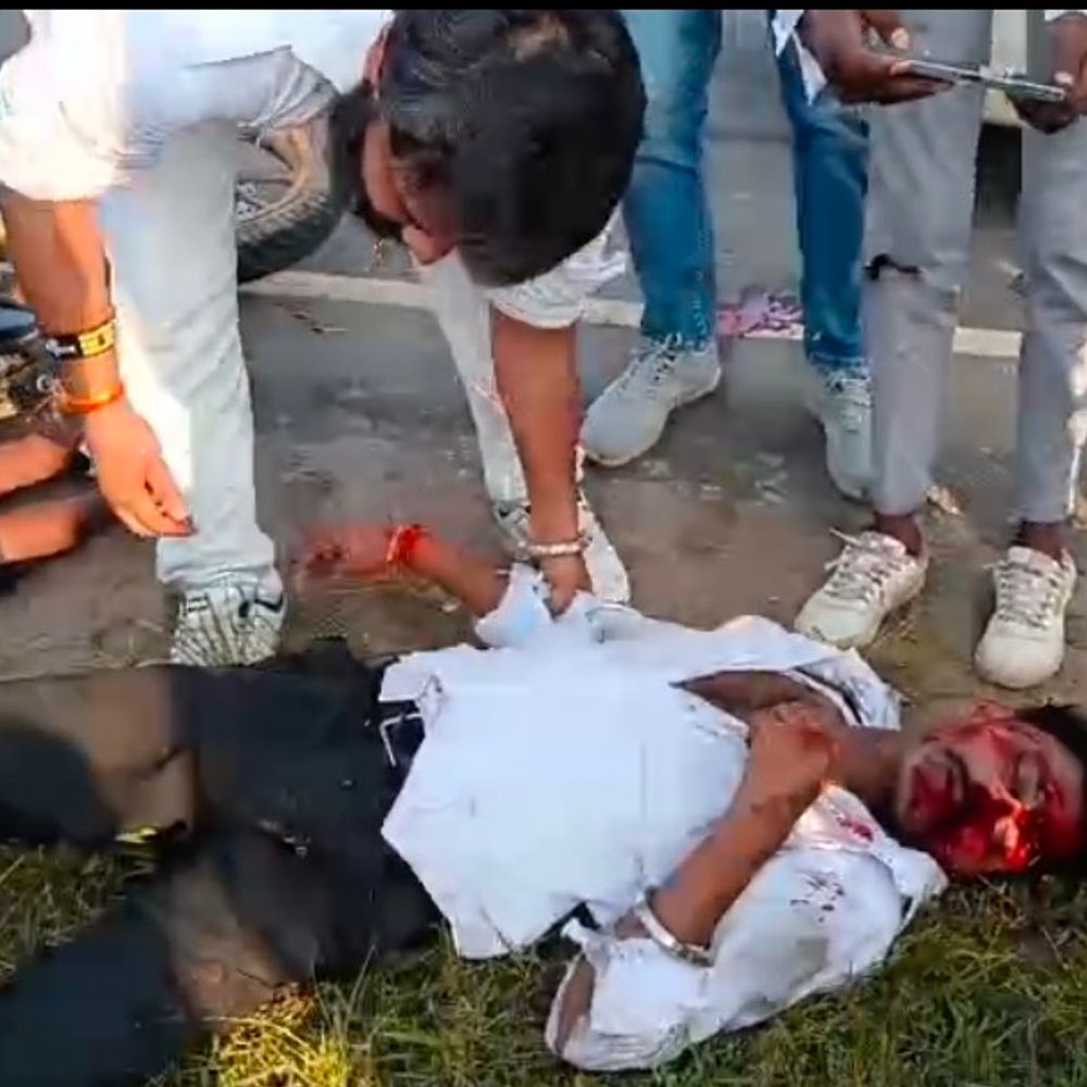 सीधी में बलकर से बचने में बेकाबू हुई बाइक:बहरी में दूसरी बाइक से टकराई, तीन युवक घायल; एक की हालत गंभीर