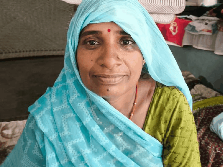 झांसी में कार ने दंपती को रौंदा, महिला की मौत:मां से मिलकर बाइक से घर लौट रही थी, तेज रफ्तार कार ने पीछे से टक्कर मारी