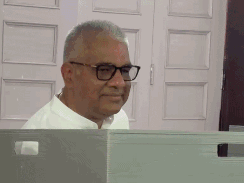 अलवर- टीकाराम जूली ने जहां वोट डाला, वहां बीजेपी जीती:वन राज्य मंत्री के वार्ड में कांग्रेस की जीत; महिला कांग्रेस की पूर्व जिलाध्यक्ष 5वें नंबर पर रहीं