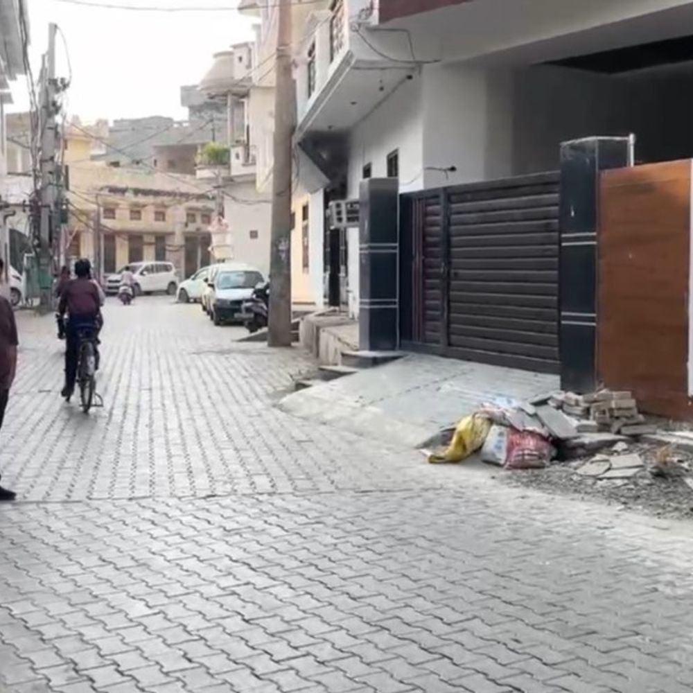 फिरोजपुर में सरकारी डॉक्टर के मकान से चोरी:पहले निर्माणाधीन मकान से मोटर चुराई, अगले दिन बाइक लेकर भागे, सीसीटीवी में कैद हुए