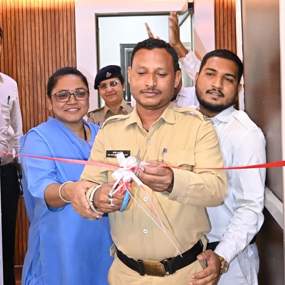 धमतरी में प्यून ने किया कलेक्ट्रेट सभाकक्ष का उद्घाटन:कलेक्टर अविनाश मिश्रा ने दी नई पहल को बढ़ावा, कहा- हर कर्मचारी की भूमिका अहम